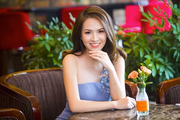  Sau này, mặc dù được đánh giá cao về diễn xuất với rất nhiều vai diễn trong các phim như “Cầu vồng tình yêu”, “Ba đám cưới một đời chồng”, “Người phán xử”... nhưng với Đan Lê, công việc của Đài Truyền hình vẫn có vị trí vô cùng quan trọng. Sau này cô chuyển sang làm tại đài VTC. Cô được yêu mến bởi cách dẫn tự nhiên, truyền cảm cùng gương mặt xinh xắn, khả ái.