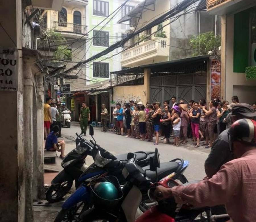 Rất đông người dân xung quanh khu vực kéo đến hiện trường theo dõi vụ việc.