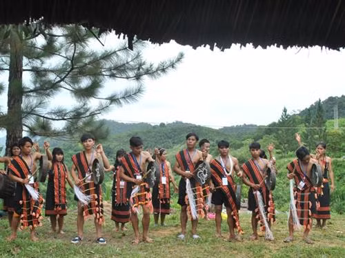 Những làn điệu dân ca truyền thống của người Ca Dong vang lên với âm hưởng ngọt ngào.