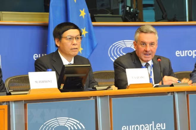 Đại sứ Vũ Anh Quang (bên trái), Trưởng Phái đoàn Việt Nam tại EU và Nghị sỹ EU Jan Zahradil, Chủ tịch Nhóm nghị sỹ hữu nghị EU-Việt Nam của Nghị viện châu Âu tại hội thảo.