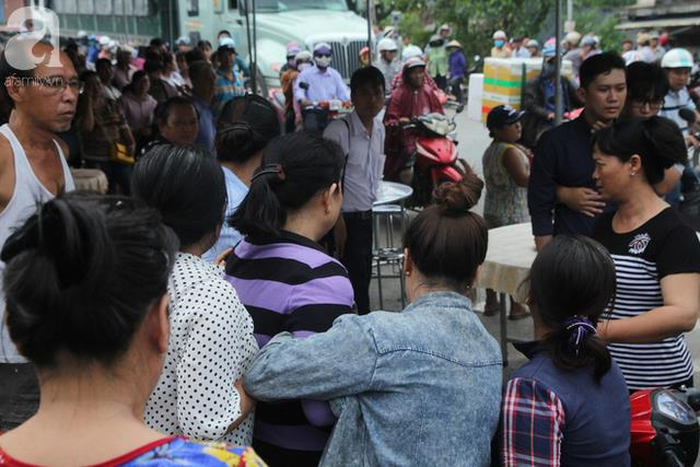 Không khí tang thương bao trùm cả con phố nhỏ lúc đón thi thể chị N. về nhà.