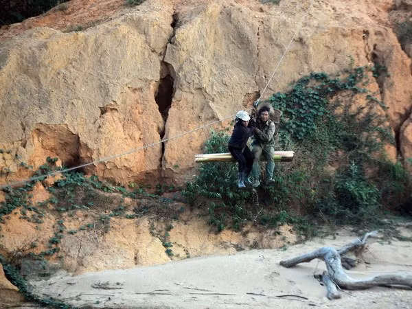 Hệ thống cáp treo người dân sử dụng để qua sông Pô Kô (huyện Ngọc Hồi, tỉnh Kon Tum) năm 2016. (Ảnh: Quang Thái/TTXVN)