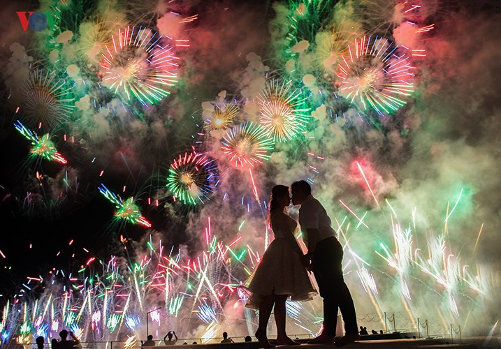  Từ điểm cao của khách sạn Novotel bên bờ Tây sông Hàn, cặp đôi Tín Ngô- Thảo Anh lung linh hơn trong sắc màu những đợt pháo của đội Hong Kong- Trung Quốc.