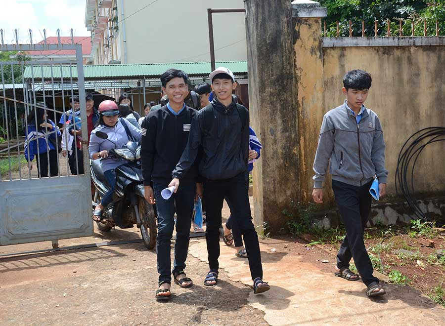 Các thí sinh tỏ ra tự tin khi hoàn thành bài thi. Ảnh: Vĩnh Hoàng 4 Các thí sinh tỏ ra tự tin khi hoàn thành bài thi. Ảnh: Vĩnh Hoàng
