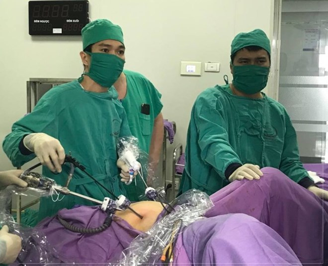 Các bác sỹ phẫu thuật nội soi cho bệnh nhân. Các bác sỹ phẫu thuật nội soi cho bệnh nhân.