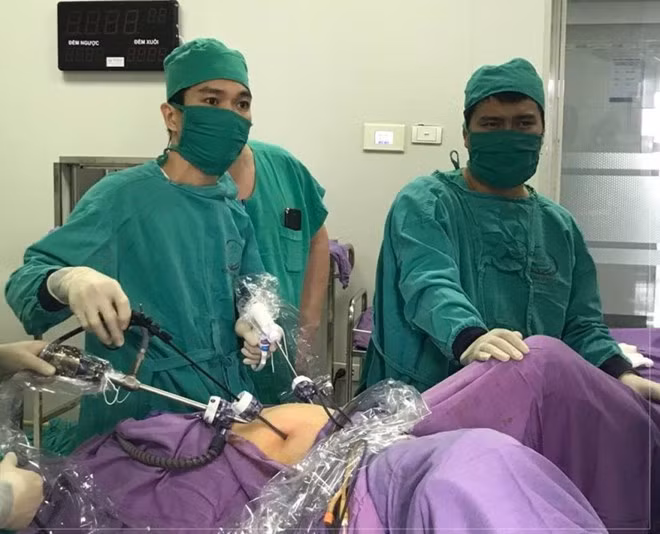 Các bác sỹ phẫu thuật nội soi cho bệnh nhân. 