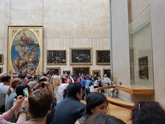  Người xem vây kín bức tranh 