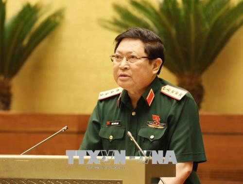 Bộ Trưởng Bộ Quốc phòng Ngô Xuân Lịch giải trình làm rõ vấn đề đại biểu Quốc hội nêu. 