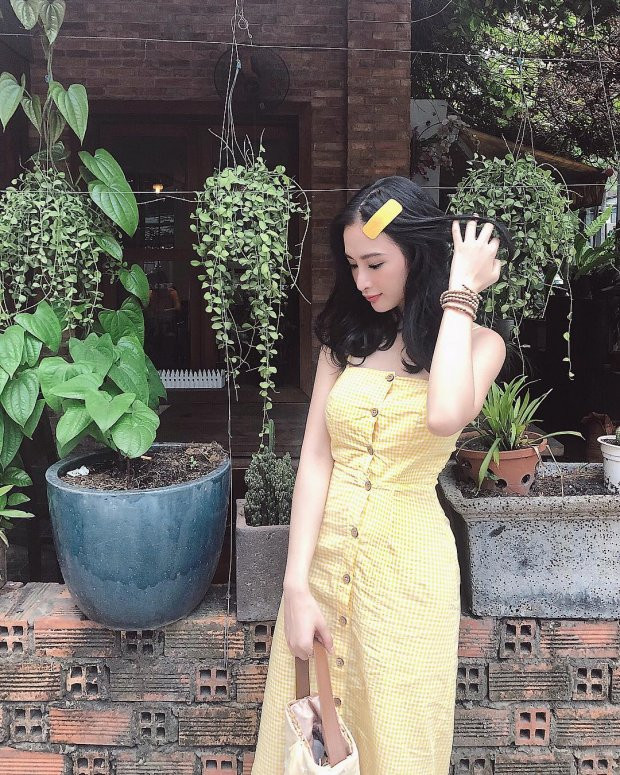 Bên cạnh vàng mù tạt, Trinh còn không ngại thử mình với sắc vàng chanh. Sở hữu làn da trắng, Angela Phương Trinh xử lí ngon ơ màu vàng nổi bần bật này.