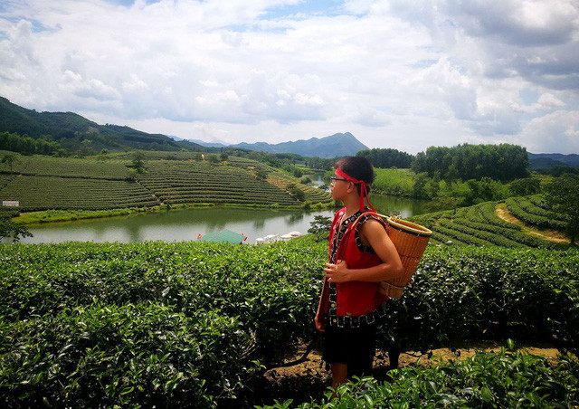  Du khách được thuê trang phục truyền thống của người dân tộc để 