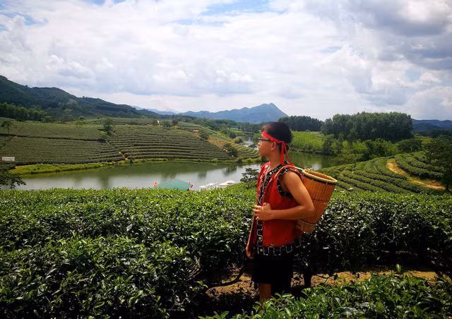  Du khách được thuê trang phục truyền thống của người dân tộc để 