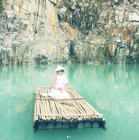  Xung quanh khu vực “Tuyệt tình cốc” không có hàng quán hay các dịch vụ nhà nghỉ phục vụ du khách nên bạn cần chủ động chuẩn bị đồ ăn, lều trại và các vật dụng cá nhân nếu muốn lưu lại đây.