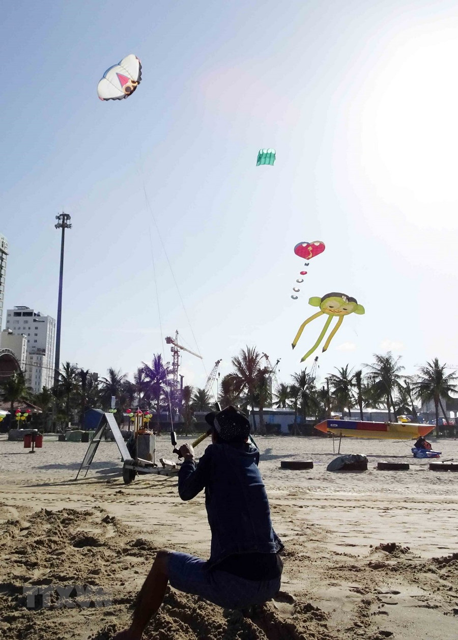 Nghệ nhân thả diều trong lễ hội diều.