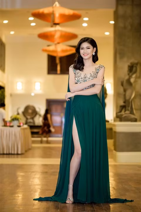  Thanh Tú cũng rất ngưỡng mộ các đàn chị như Thuỵ Vân, Dương Thuỳ Linh, Tú Anh… Họ vừa là MC vừa là biên tập viên. Và cô đang cố gắng rèn luyện mình để hoàn thiện hơn. Nếu có cơ hội cô cũng sẽ thử sức mình với vai trò biên tập viên.