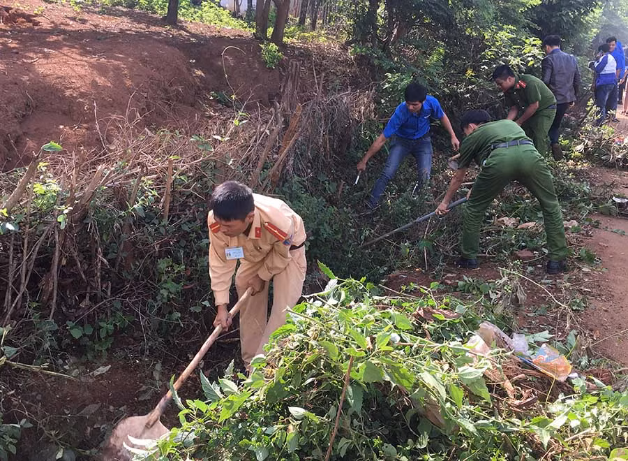  Đoàn viên thanh niên ra quân nạo vét, dọn vệ sinh ở làng Đê Kop (Kon Dỡng, Mang Yang)