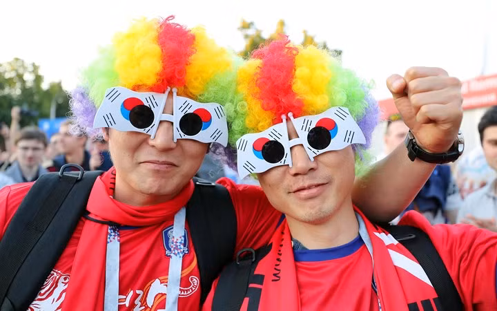 Đôi kính đặc trưng này chắc chắn là của fan Hàn Quốc.