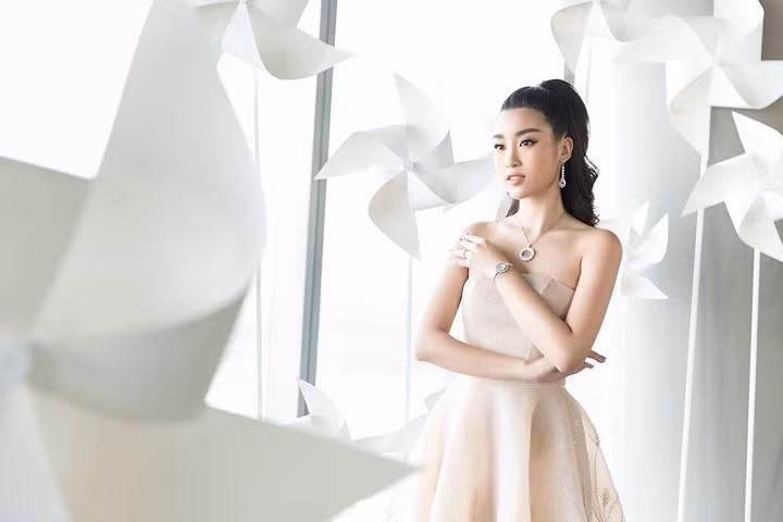  Đây cũng là lần đầu tiên trong cuộc thi, Hoa hậu đương nhiệm lại được ngồi “ghế nóng” Ban giám khảo.