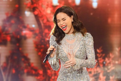 Hồ Ngọc Hà diện trang phục gợi cảm, trình diễn loạt hit đầy cảm xúc.