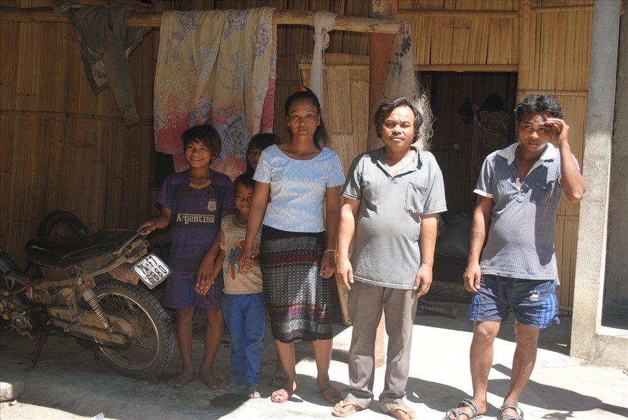 Kăn Xoang và người thân bên ngôi nhà của mình.