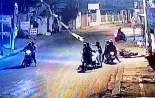  Camera ghi lại cảnh nhóm côn đồ chém người