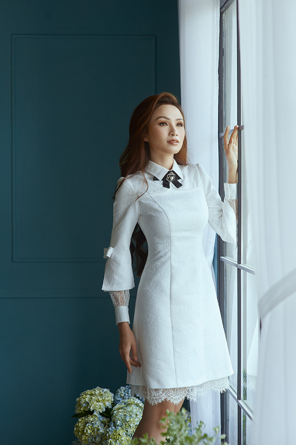 Bên cạnh việc áp dụng những đường cắt phóng khoáng để tăng nét gợi cảm cho trang phục, nhà mốt Việt còn giới thiệu các kiểu váy thanh lịch, ảnh hưởng phong cách cổ điển.