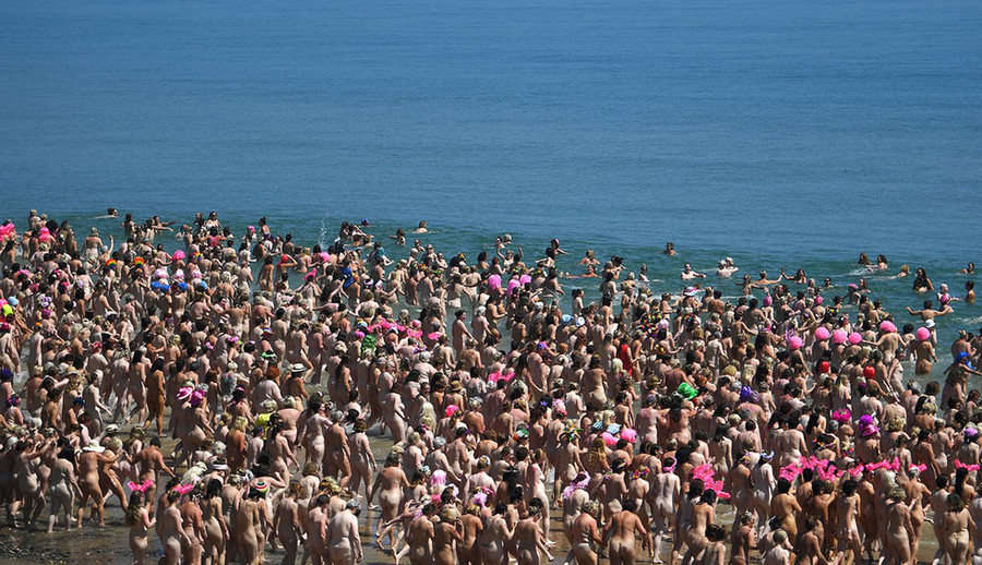 2.505 phụ nữ cùng tắm biển khỏa thân để quyên góp tiền cho bệnh nhi ung thư ở Ireland. Với số lượng này, nhóm phụ nữ đã được ghi vào sách Kỷ lục Guinness thế giới - Ảnh: REUTERS 2.505 phụ nữ cùng tắm biển khỏa thân để quyên góp tiền cho bệnh nhi ung thư ở Ireland. Với số lượng này, nhóm phụ nữ đã được ghi vào sách Kỷ lục Guinness thế giới - Ảnh: REUTERS