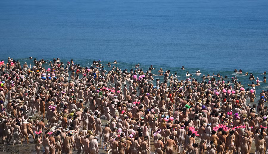 2.505 phụ nữ cùng tắm biển khỏa thân để quyên góp tiền cho bệnh nhi ung thư ở Ireland. Với số lượng này, nhóm phụ nữ đã được ghi vào sách Kỷ lục Guinness thế giới - Ảnh: REUTERS