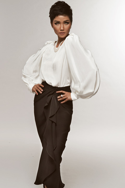 Những đường gợn sóng mềm mại, quyến rũ ôm lấy đường cong cơ thể của phái đẹp