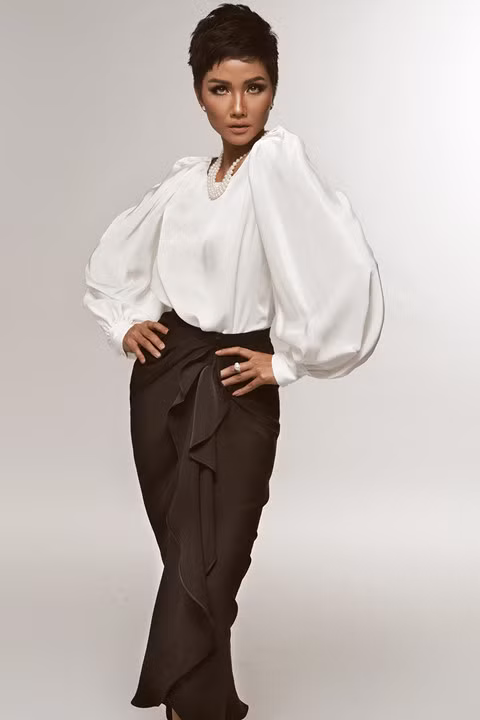 Những đường gợn sóng mềm mại, quyến rũ ôm lấy đường cong cơ thể của phái đẹp