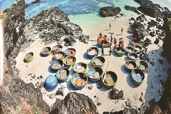 Đội thuyền thúng phục vụ du khách lặn ngắm san hô ở đảo Bé