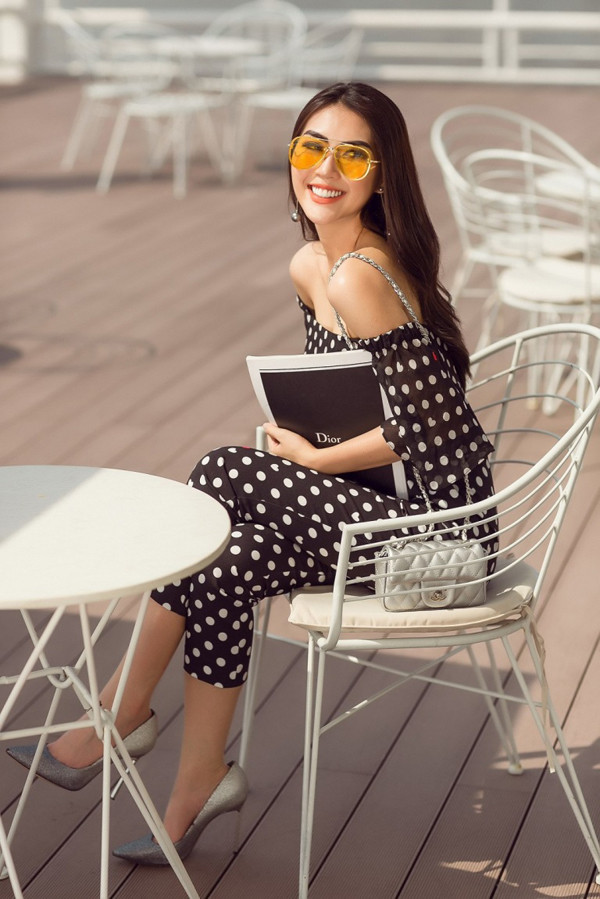  Áo trễ vai đồng bộ cùng quần ống côn dáng lửng được kết hợp cùng các phụ kiện tông ánh bạc.