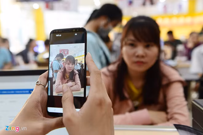  SIM thiếu thông tin thuê bao, ảnh chân dung bắt đầu bị khóa. Ảnh: Lê Quân.