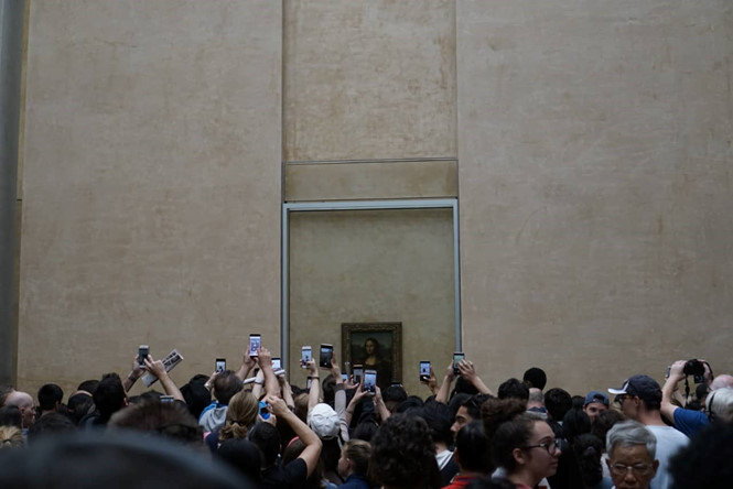 Những chiếc điện thoại luôn được giơ cao trước bức tranh 