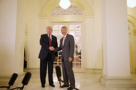  Tổng thống Donald Trum (trái) bắt tay Thủ tướng Lý Hiển Long trước khi ăn trưa. Ảnh: Straits Times