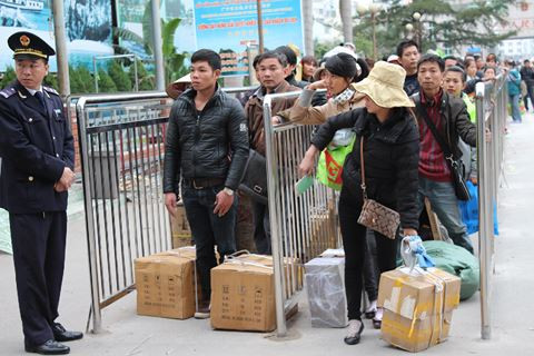 Có trên 100.000 lao động thường xuyên qua khu vực biên giới Việt - Trung làm việc