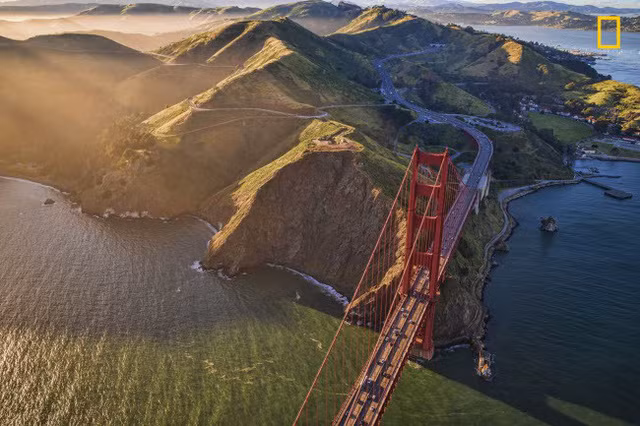  Khung cảnh hoàng hôn trên cây cầu Cổng vàng và công viên Marin Headlands ở phía xa tại thành phố San Francisco, Mỹ. Ảnh: Tosin Arasi