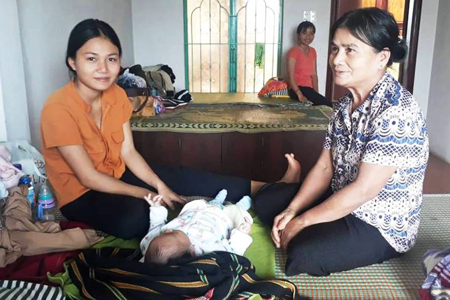 Siu H’Đanila (Trường THPT Nguyễn Thái Học, huyện Chư Pưh) cùng con trai, mẹ đẻ của mình đi thi. Ảnh: N.T