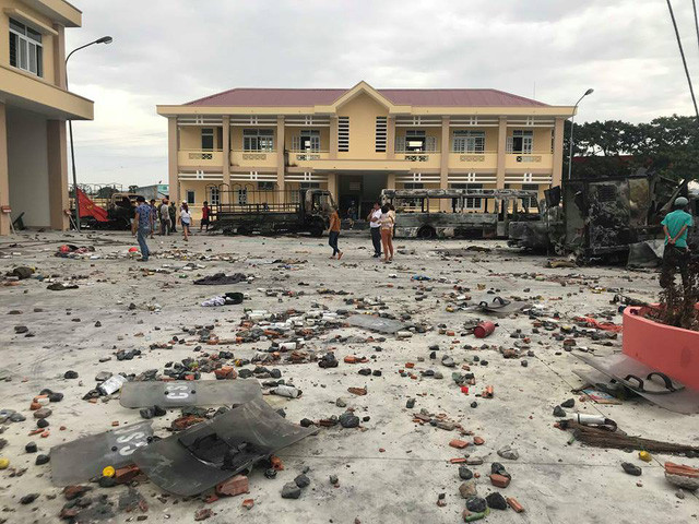 Hậu quả hành vi của các đối tượng quá khích tại Trụ sở Cảnh sát PCCC tỉnh Bình Thuận. (Ảnh: Phạm Nguyễn). Hậu quả hành vi của các đối tượng quá khích tại Trụ sở Cảnh sát PCCC tỉnh Bình Thuận. (Ảnh: Phạm Nguyễn).