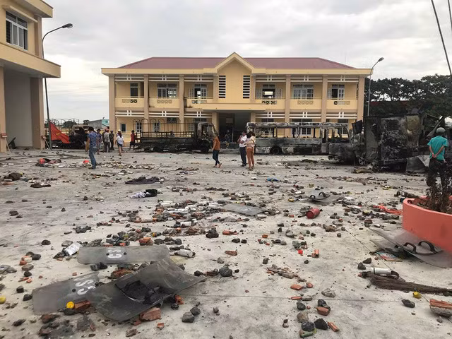  Hậu quả hành vi của các đối tượng quá khích tại Trụ sở Cảnh sát PCCC tỉnh Bình Thuận. (Ảnh: Phạm Nguyễn).