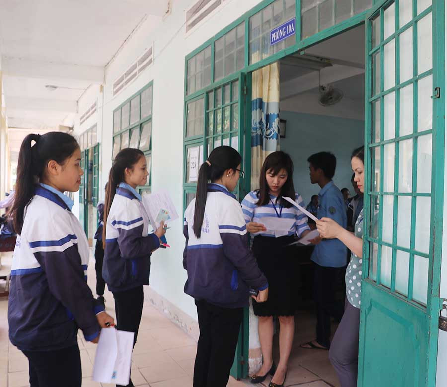 Thí sinh Trường THPT Nguyễn Trãi (thị xã An Khê) chuẩn bị vào phòng thi. Ảnh: Ngọc Minh