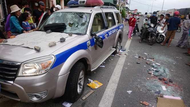 Xe của CSGT Công an Bình Thuận bị đập phá trưa ngày 10-6