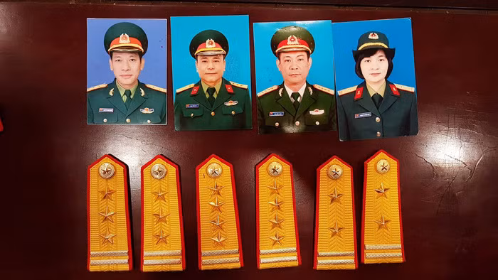 Bị can Long (thứ ba từ phải) và các đồng phạm