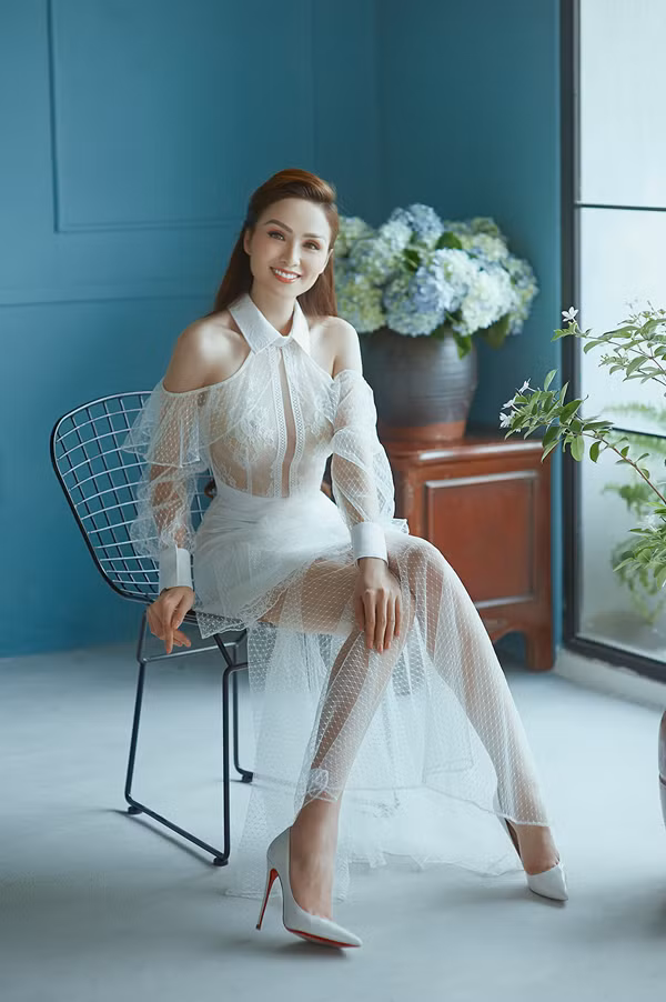  Sau khi giảm 20 kg, Diễm Hương tự tin chọn các mẫu trang phục tôn nét gợi cảm để chưng diện. Trong bộ ảnh mới thực hiện, cô mặc các mẫu váy mới của Nguyễn Hà Nhật Huy để hoà cùng trào lưu sử dụng gam trắng được sao Việt yêu thích ở mùa hè năm nay.