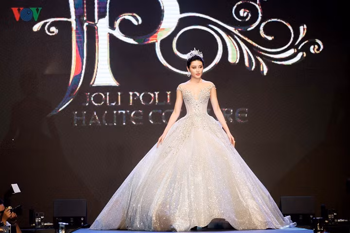 Vừa qua, Á hậu Huyền My đã xuất hiện tại một sự kiện nghệ thuật ở Hà Nội.