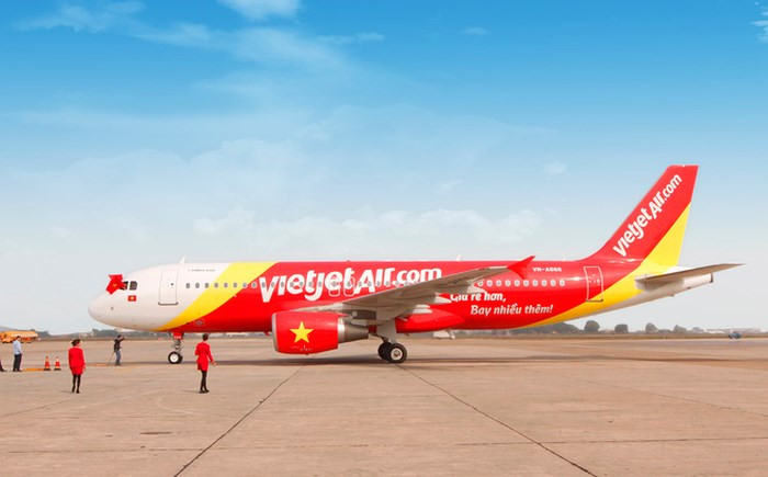 Một chuyến bay của Vjetjet air từ Đồng Hới đi TP.HCM đã phải hạ cánh khẩn xuống sân bay Đà Nẵng để cấp cứu 1 nữ hành khách. Một chuyến bay của Vjetjet air từ Đồng Hới đi TP.HCM đã phải hạ cánh khẩn xuống sân bay Đà Nẵng để cấp cứu 1 nữ hành khách.