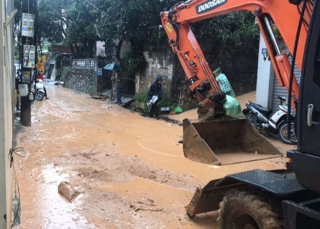 Công tác dọn dẹp vệ sinh nhằm đảm bảo an toàn cho người dân. (Ảnh: CTV/TTXVN phát) Công tác dọn dẹp vệ sinh nhằm đảm bảo an toàn cho người dân. (Ảnh: CTV/TTXVN phát)