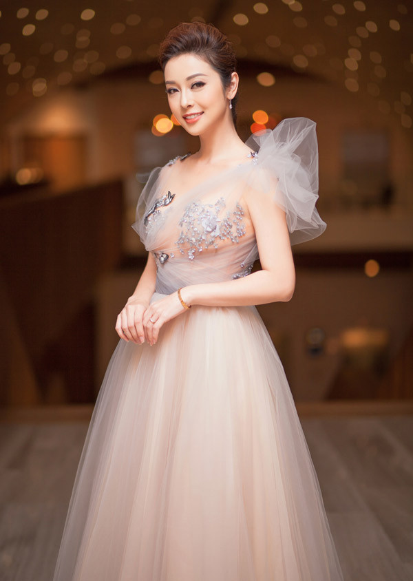 Đến chúc mừng Thuỷ Top mở công ty mới, Jennifer Phạm giúp mình tôn nét yêu kiều trong thiết kế váy dạ hội trong suốt trang trí pha lê và tạo khối vai áo điệu đà. Đến chúc mừng Thuỷ Top mở công ty mới, Jennifer Phạm giúp mình tôn nét yêu kiều trong thiết kế váy dạ hội trong suốt trang trí pha lê và tạo khối vai áo điệu đà.