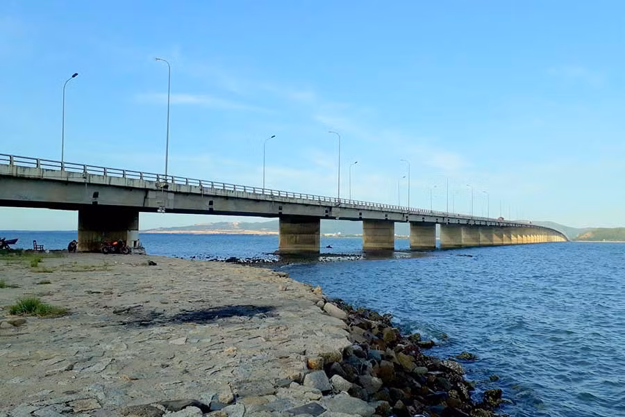 Cầu Thị Nại nối Quy Nhơn với bán đảo Phương Mai từng là cây cầu vượt biển dài nhất Việt Nam. Ảnh: Tuấn Vũ