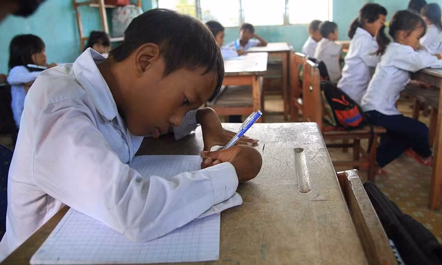  Công tác dạy và học tại huyện Krông Pa sẽ bị ảnh hưởng nặng nề nếu cắt hợp đồng với giáo viên và nhân viên. Ảnh: Văn Ngọc 