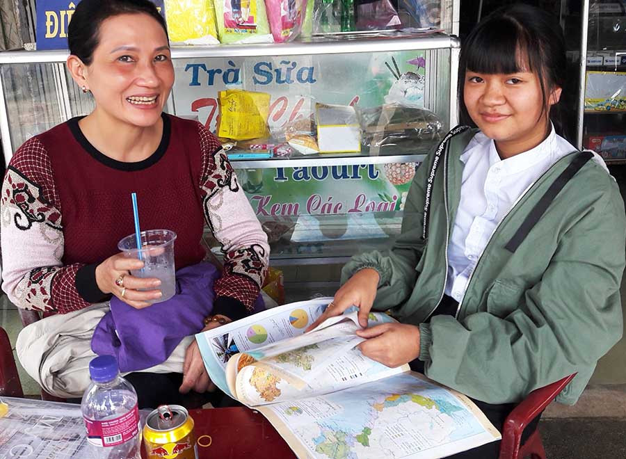 Mẹ và con uống nước nghỉ ngơi, sau ngày thi cuối cùng kết thúc. Ảnh: Đinh Yến Mẹ và con thỏa mái uống nước nghỉ ngơi, sau ngày thi cuối cùng kết thúc. Ảnh: Đinh Yến